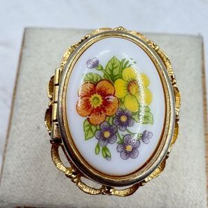 Avon Vtg Floral Locket Photo Frame Ring Size 6.5 Gold Tone Victorian Revival